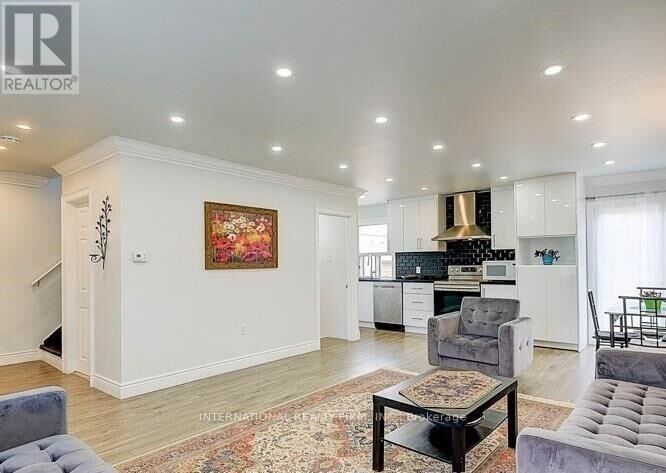 Property Photo:  8 Farrell Avenue  ON M2R 1C8 