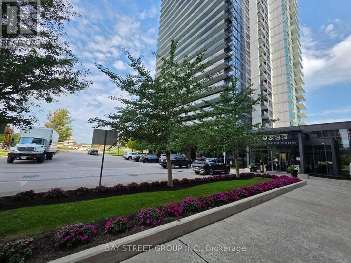 Property Photo: 29 Singer Court Th 3 ON M2K 0B3