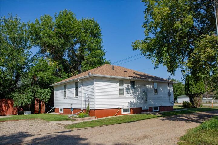 Property Photo:  18 1st Avenue West  MB R0K 2C0 