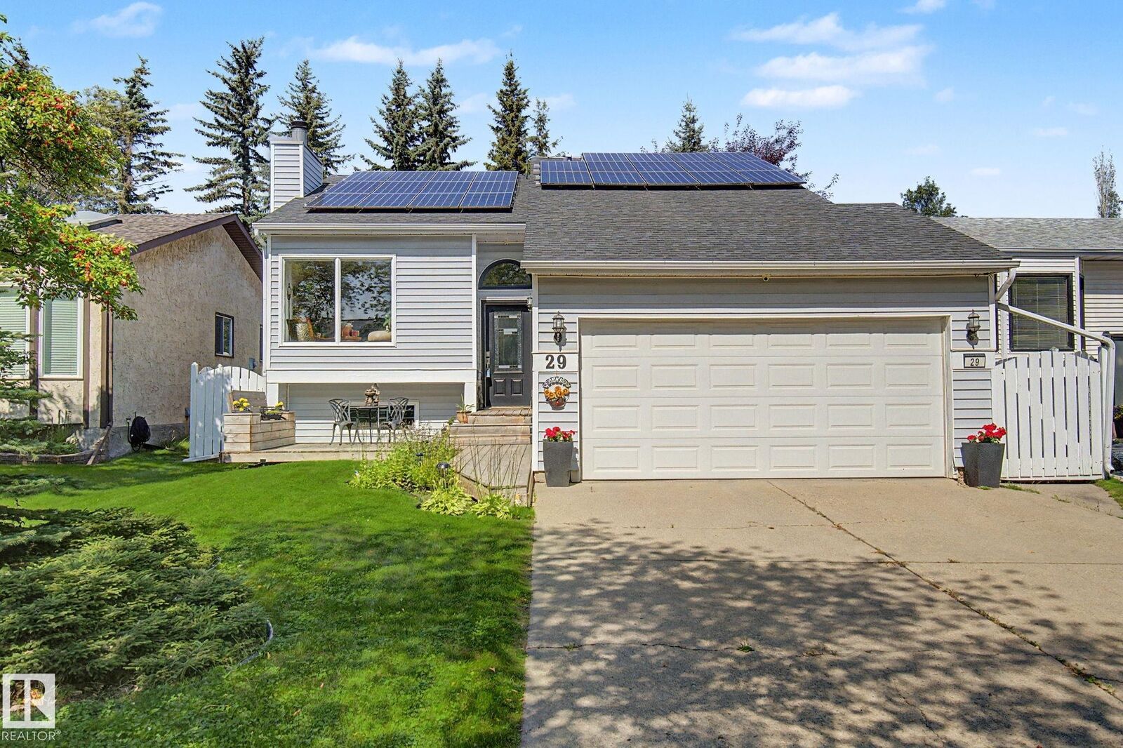 Property Photo:  29 Larch Way  AB T8N 4L2 