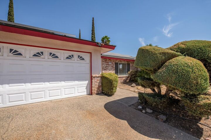 Property Photo: 7466 N 4th CA 93720
