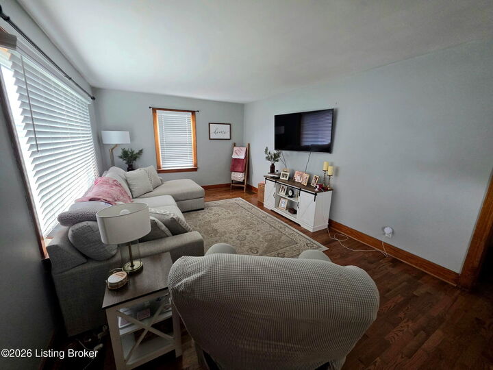 Property Photo: 402 Garden Ct KY 40069