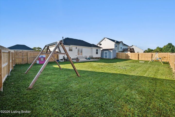 Property Photo: 729 Oak Grove Blvd KY 40165