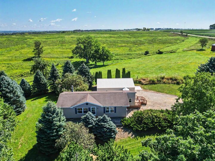 Property Photo: 965 Coyote Crossings Lane IA 52172