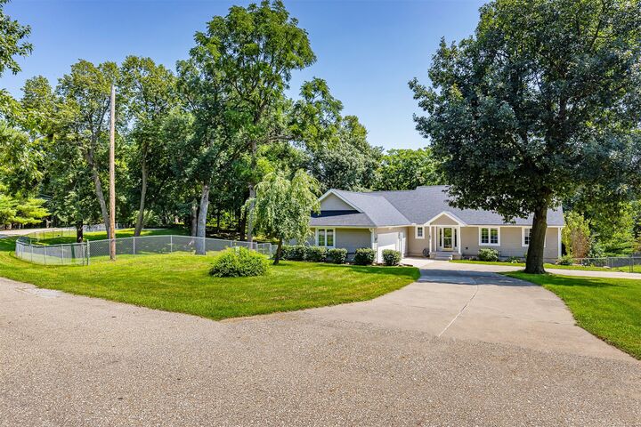 Property Photo: 6943 NW Trail Ridge Drive IA 50131