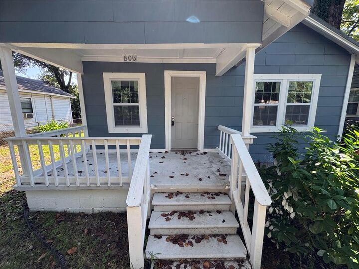 Property Photo: 606 Thornton Avenue AL 36610