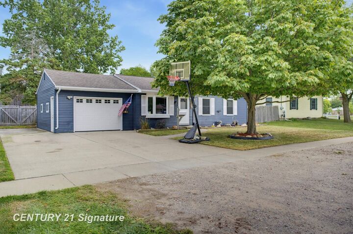 Property Photo: 4526 Lorraine Avenue MI 48604