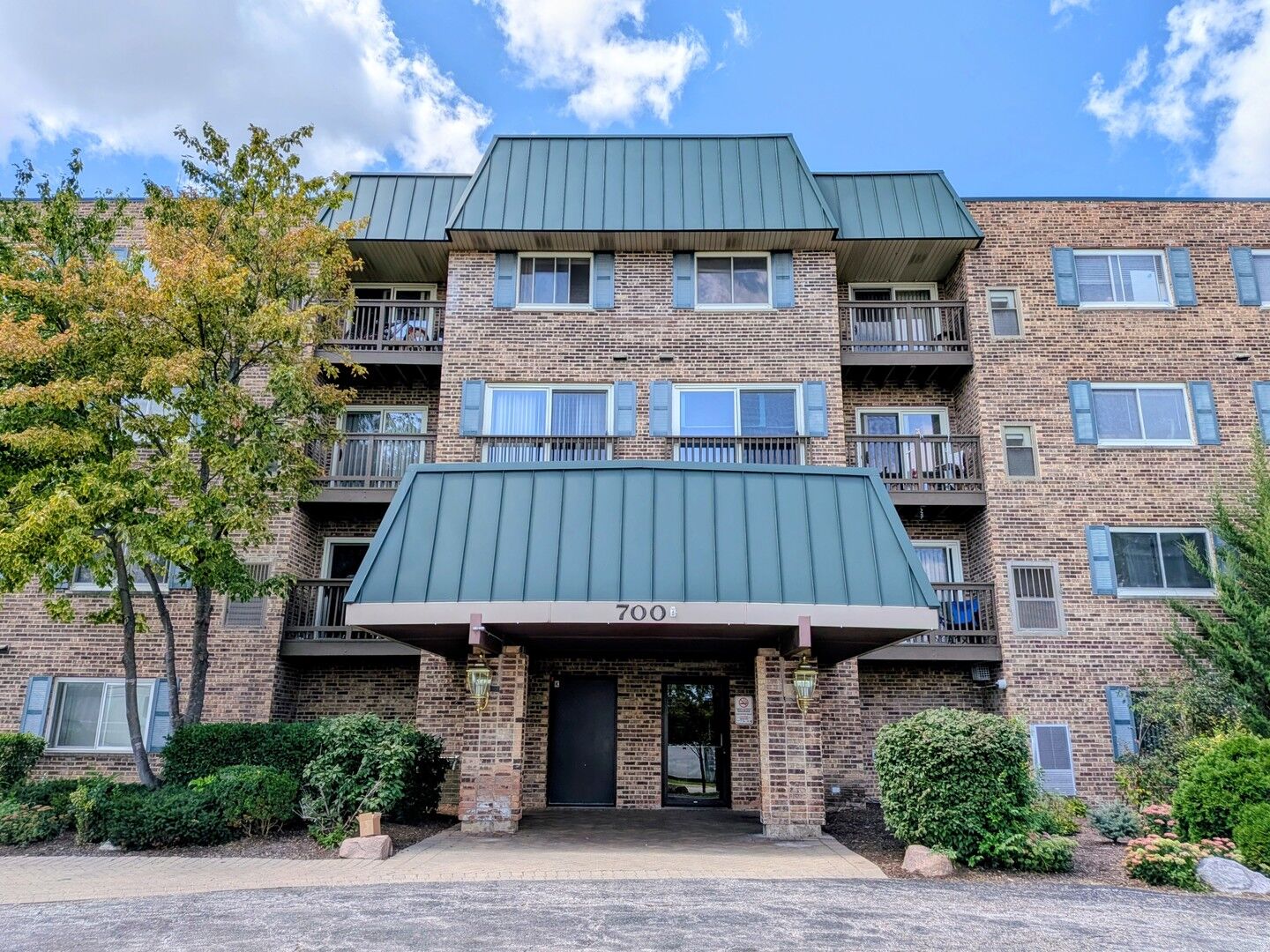 Property Photo: 700 Perrie Drive 213 IL 60007