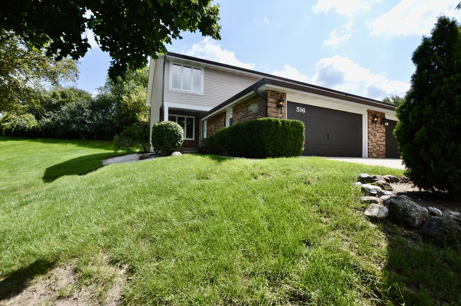 Property Photo: 516 N Thornwood Drive IL 60050