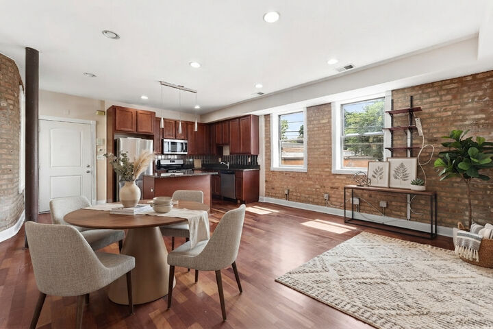 Property Photo: 6410 N Hoyne Avenue 2W IL 60645