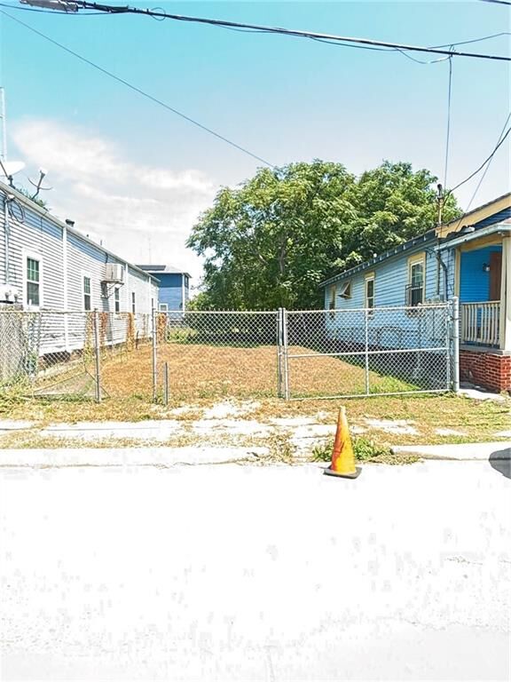 Property Photo: 2713 N Claiborne Avenue LA 70117