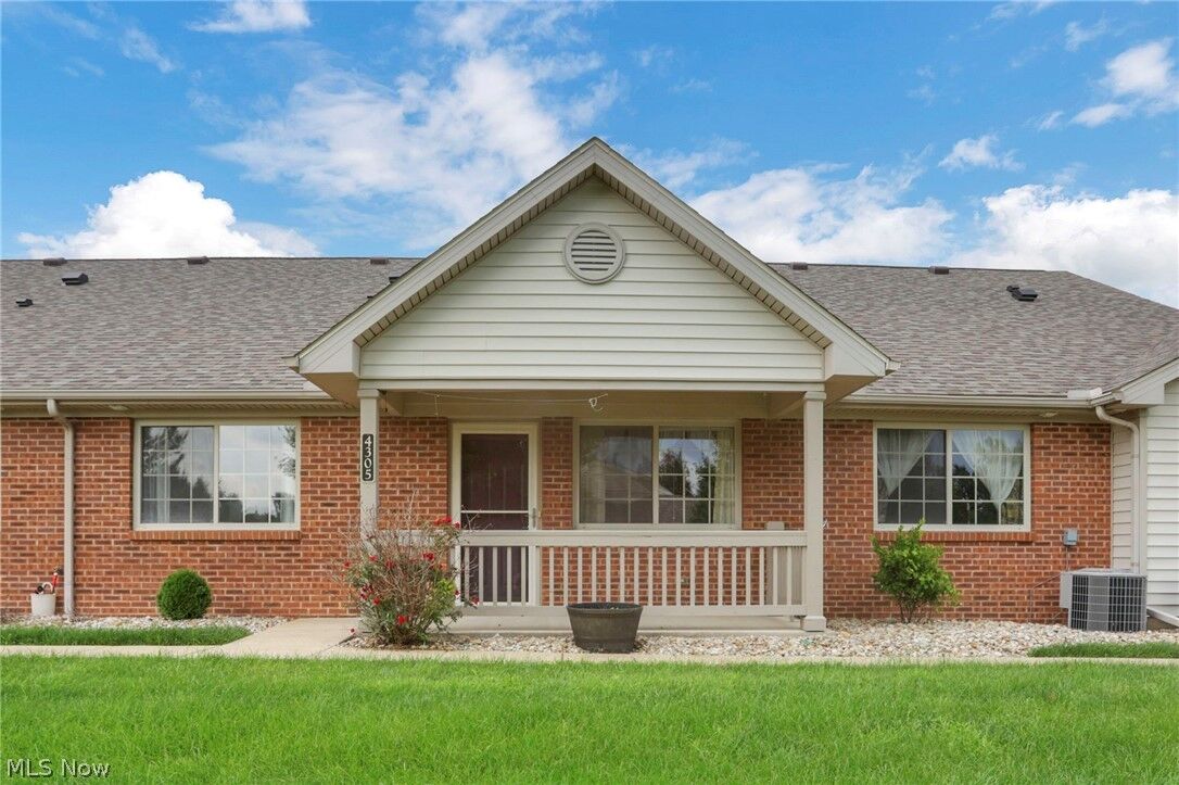 Property Photo: 4305 E Strattford Circle E OH 43701