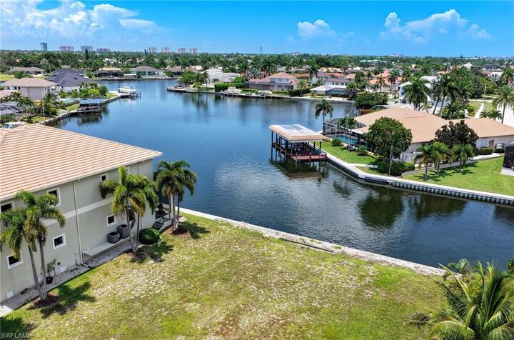Property Photo: 1674 Briarwood Ct FL 34145