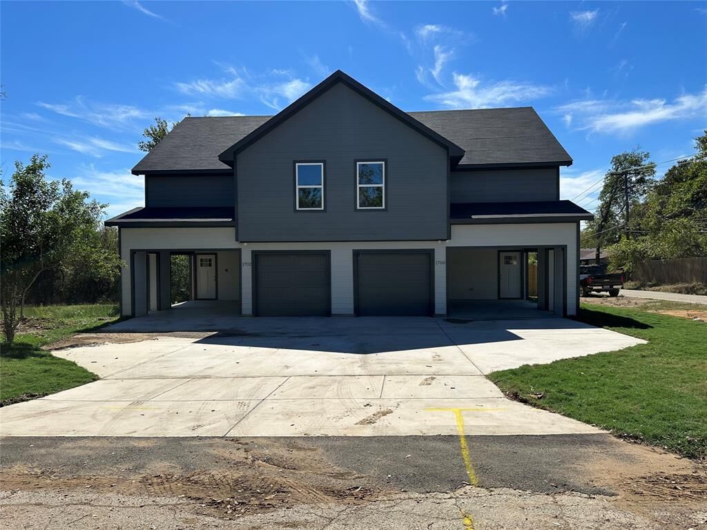 Property Photo: 1702 E Powell Avenue TX 76104