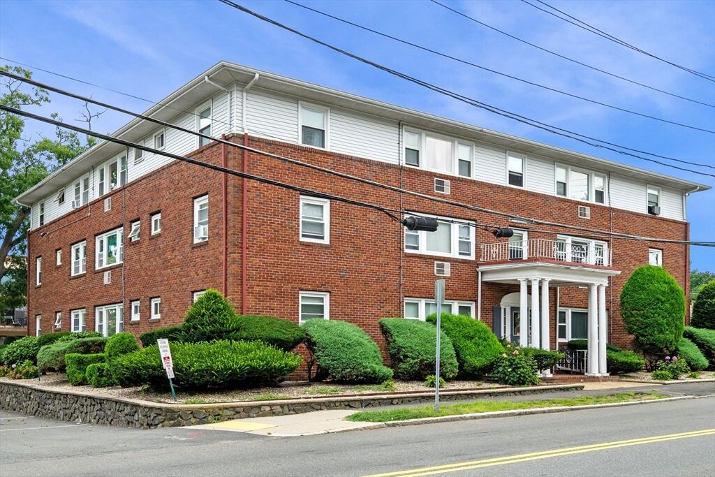 Property Photo:  100 Magnolia Ave 22  MA 01904 