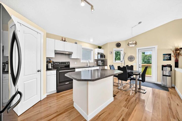 Property Photo:  50 Somerside Manor SW  AB T2Y 3G4 
