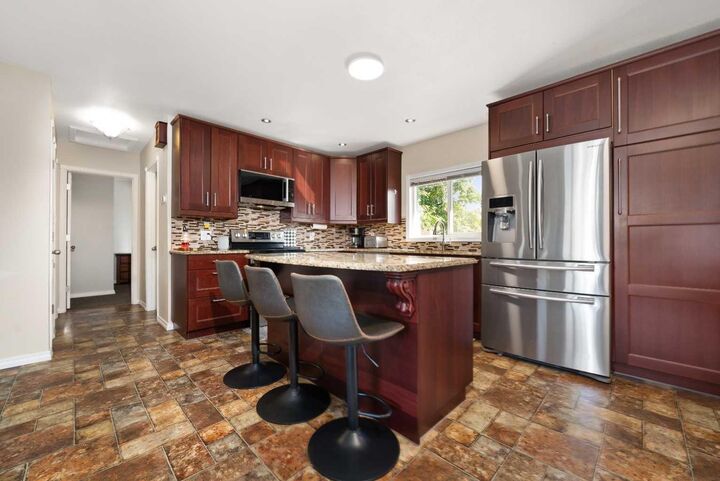 33 3 Avenue E — photo 1