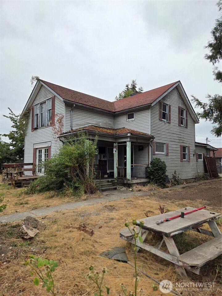 Property Photo: 111 Calistoga Street E WA 98360