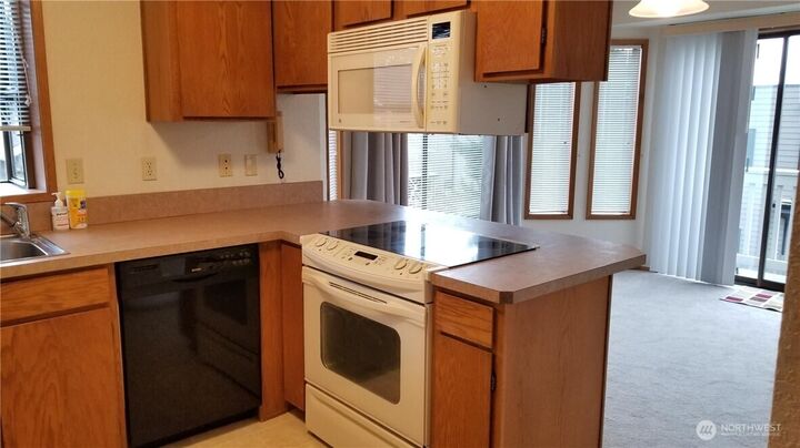 Property Photo: 11413 NE 88th 3 WA 98033