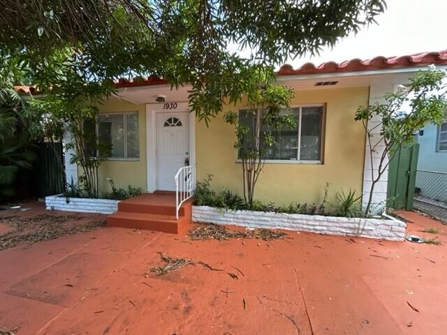 Property Photo: 1930 Pierce Street 1-4 FL 33020
