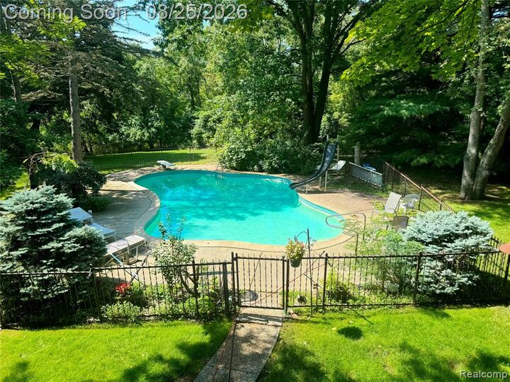 Property Photo:  872 Dursley Road  MI 48304 