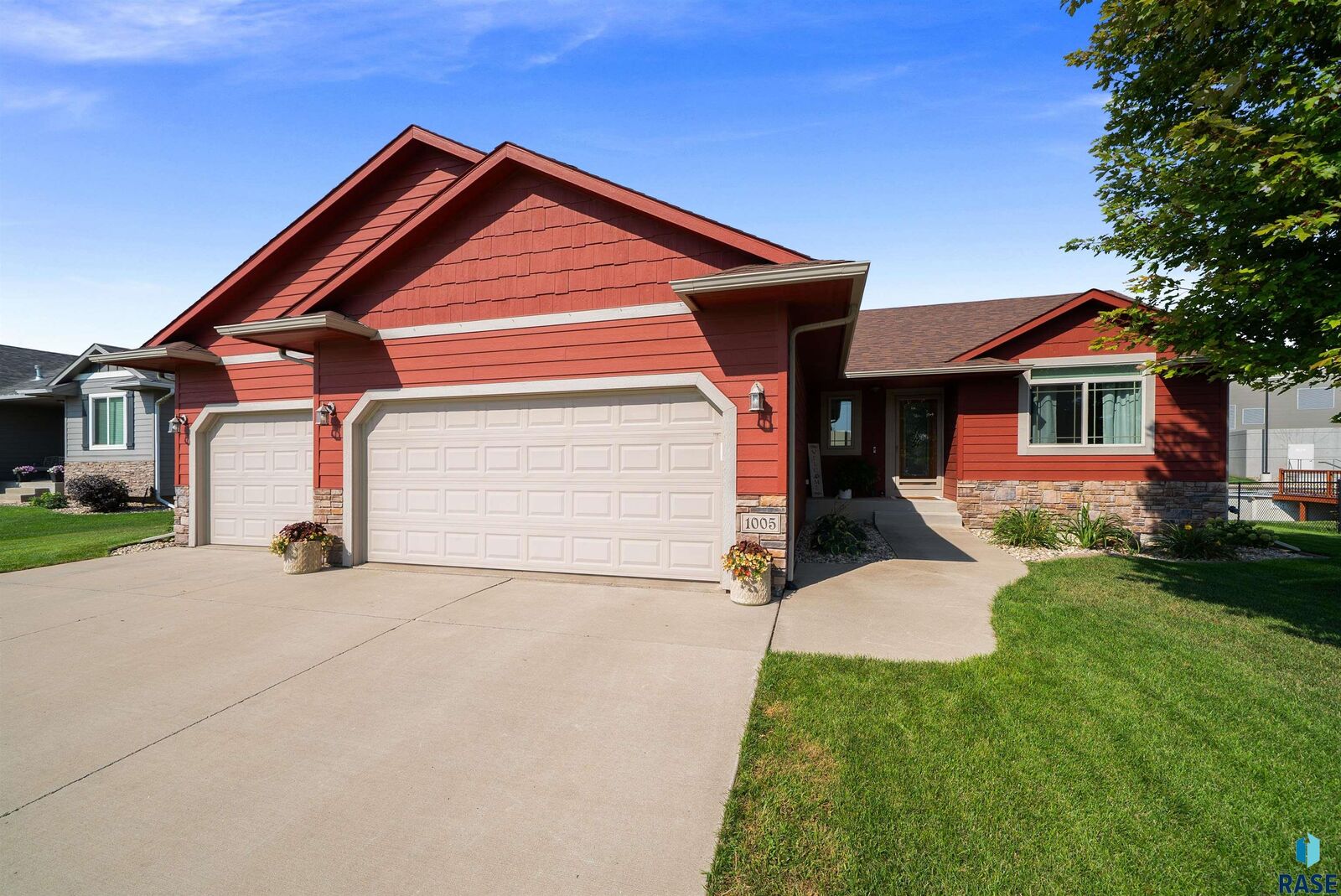 Property Photo:  1005 N Cole Ave  SD 57064 