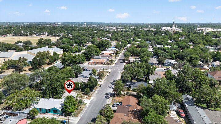 Property Photo: 515 SW 25th St TX 78207