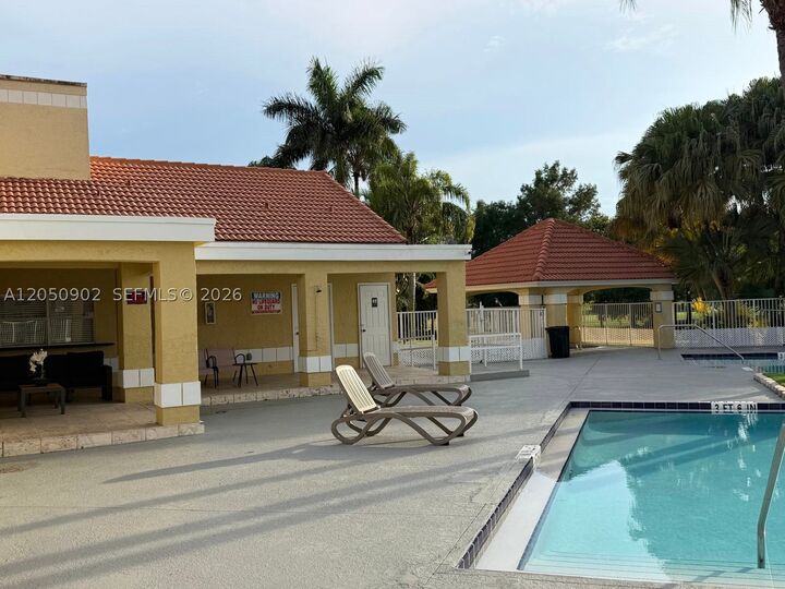 Property Photo: 643 Vista Isles Dr 1812 FL 33325