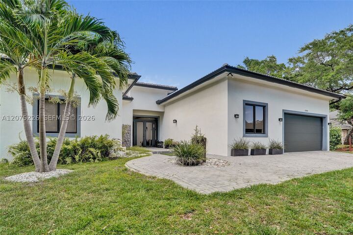 Property Photo: 3909 SW 54th Ct 3909 FL 33312