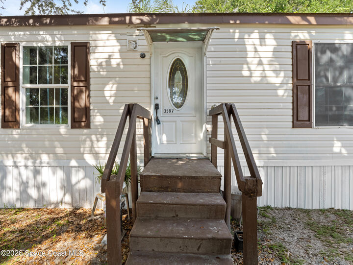 Property Photo: 2587 Chatham Way NE FL 32905