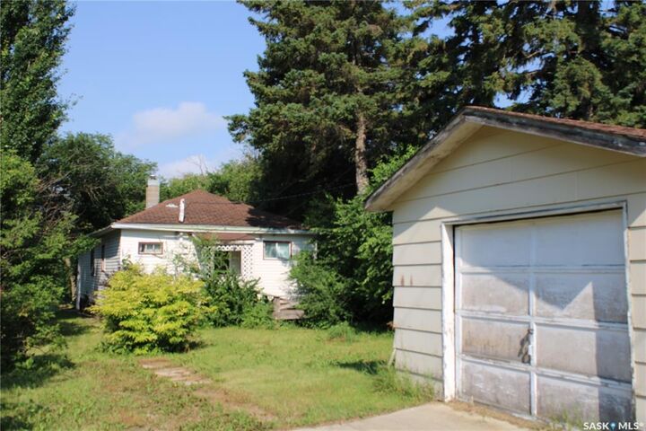 Property Photo:  214 West Avenue  SK S0A 1S0 