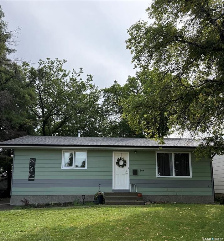 Property Photo:  504 4th Street W  SK S0K 4W0 