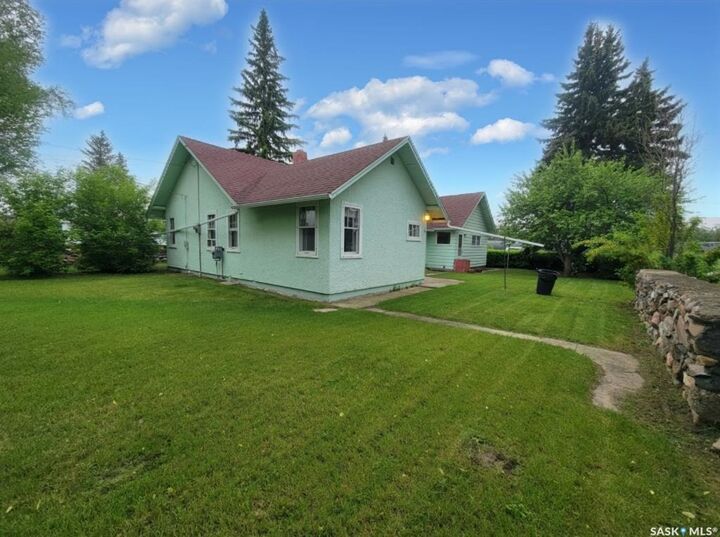 Property Photo:  106 Railway Avenue E  SK S0M 2C0 