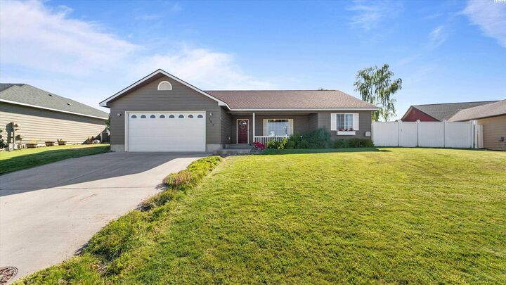 Property Photo:  705 Cherry Ln  WA 98930 