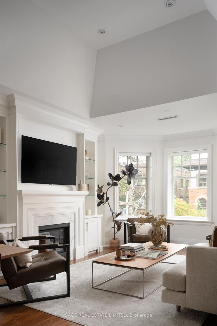 Property Photo:  319 Lonsdale Road 3D  ON M4V 1X3 