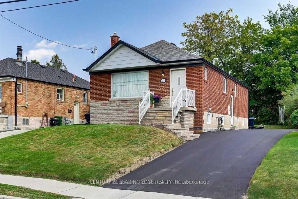 Property Photo:  27 Ionview Drive Main  ON M1K 2Z3 
