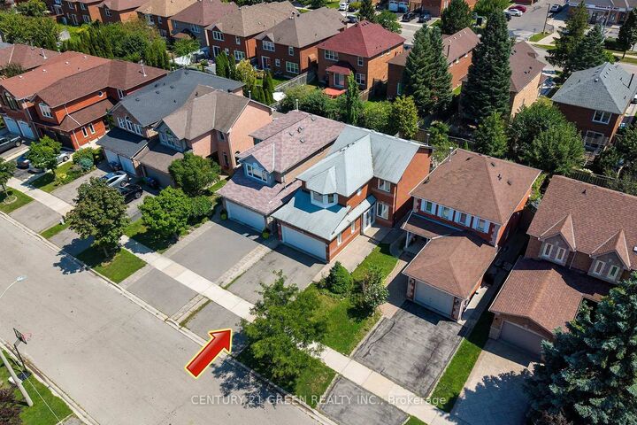 Property Photo: 5806 Mersey Street ON L5V 1V9