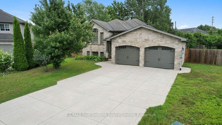 Property Photo: 325 Gingrich Crescent ON N0H 2C1