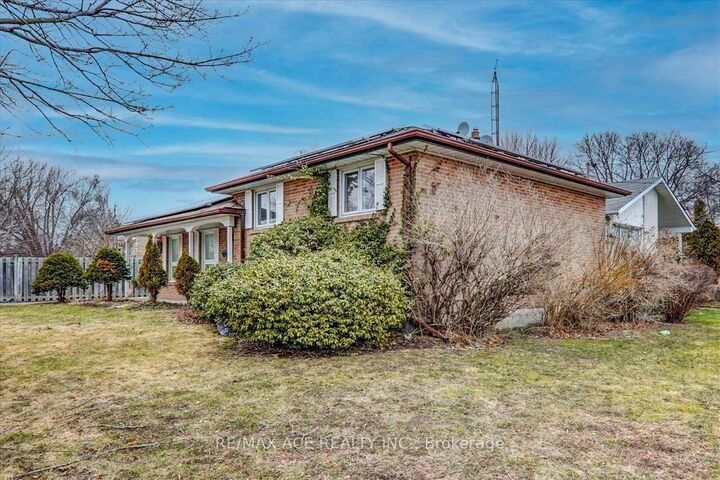 Property Photo:  1 Wagner Drive  ON M1E 2Z4 