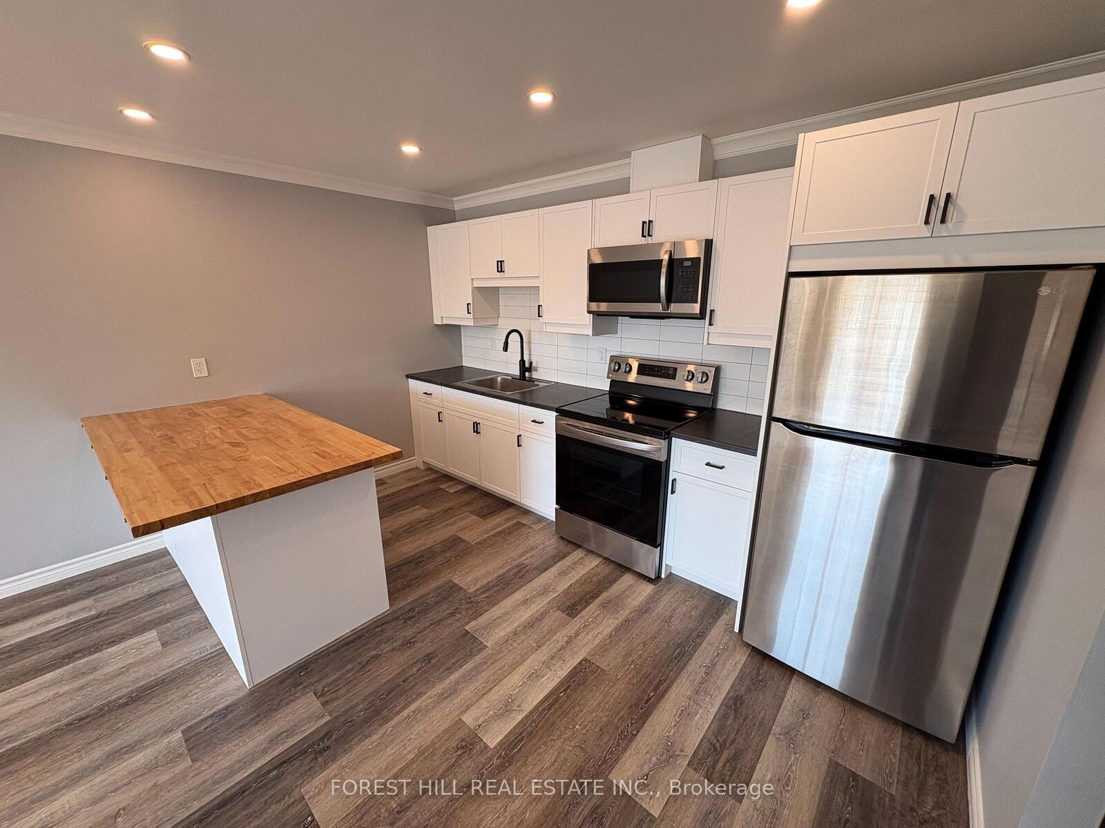 Property Photo:  130 King Street E 5  ON L1C 1N7 