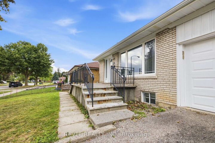 Property Photo: 17 Amberjack Boulevard ON M1H 2J2