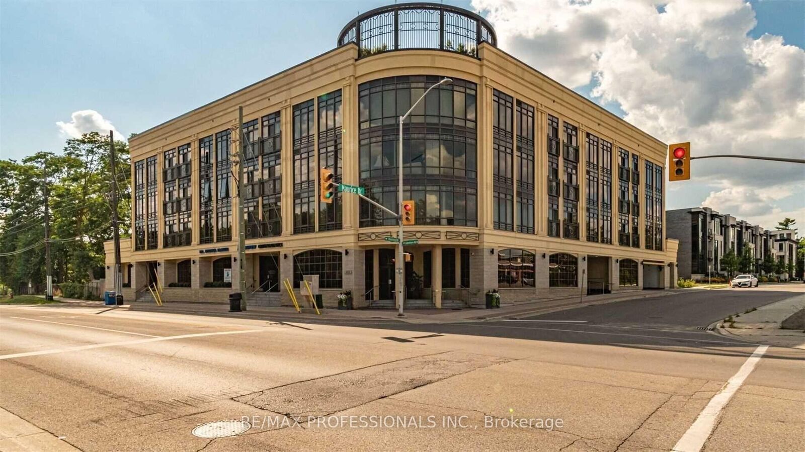 Property Photo:  205 Lakeshore Road W 208  ON L6K 1B3 