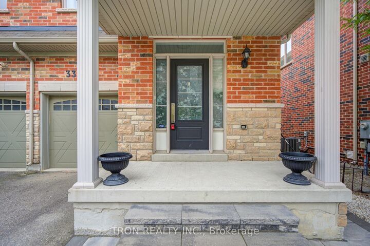 Property Photo: 33 Mazarine Lane ON L4S 0G2