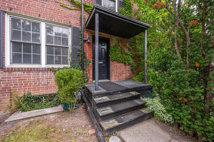 Property Photo:  32 Oxton Avenue  ON M5P 1L9 