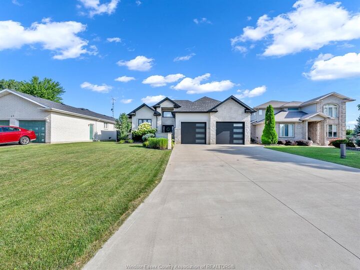 Property Photo: 22 Shawnee Court ON N8H 5A8