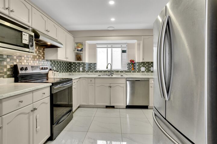 Property Photo:  11875 210 Street 11  BC V2X 7P3 
