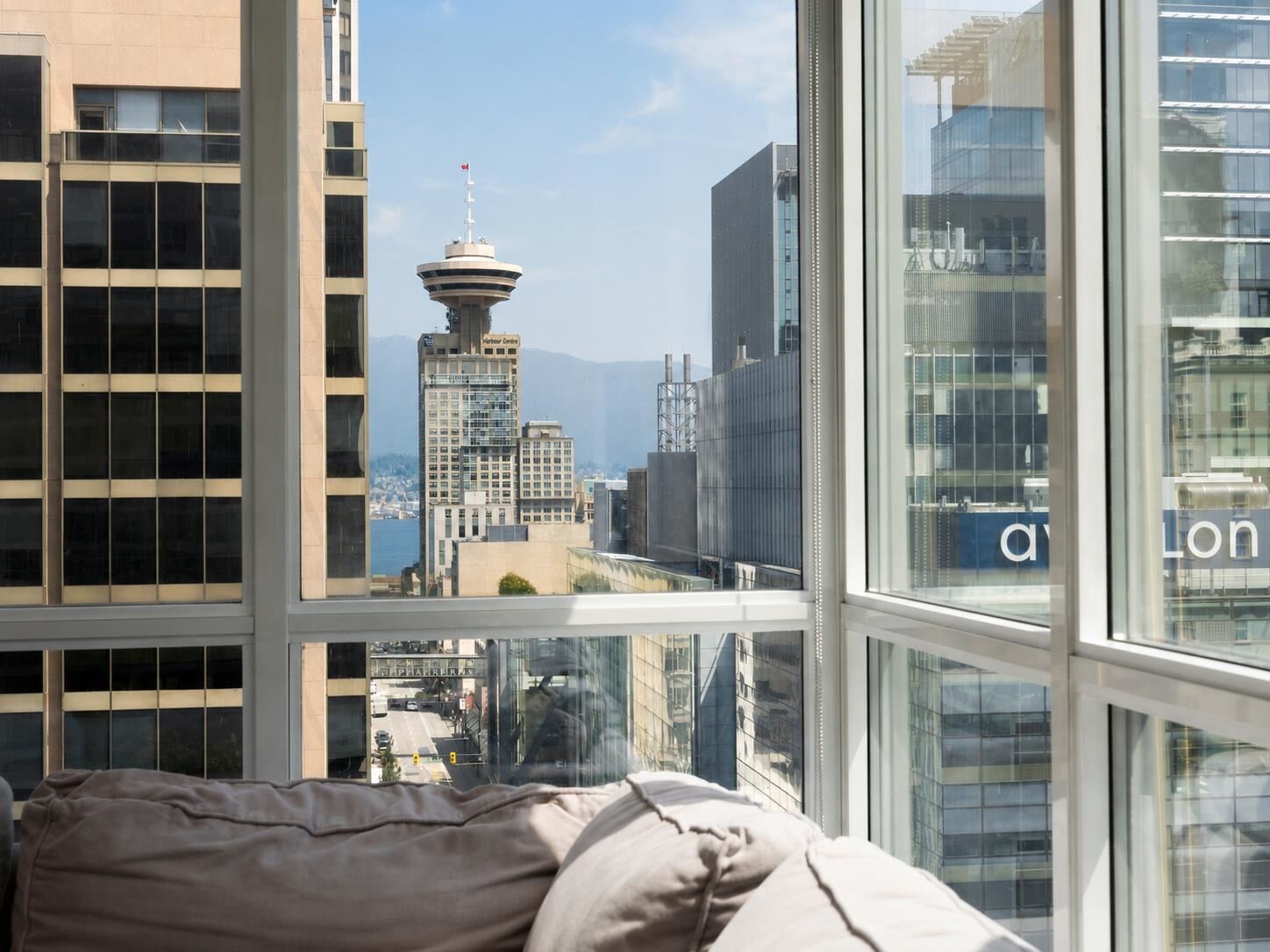 Property Photo: 833 Seymour Street 1503 BC V6B 0G4