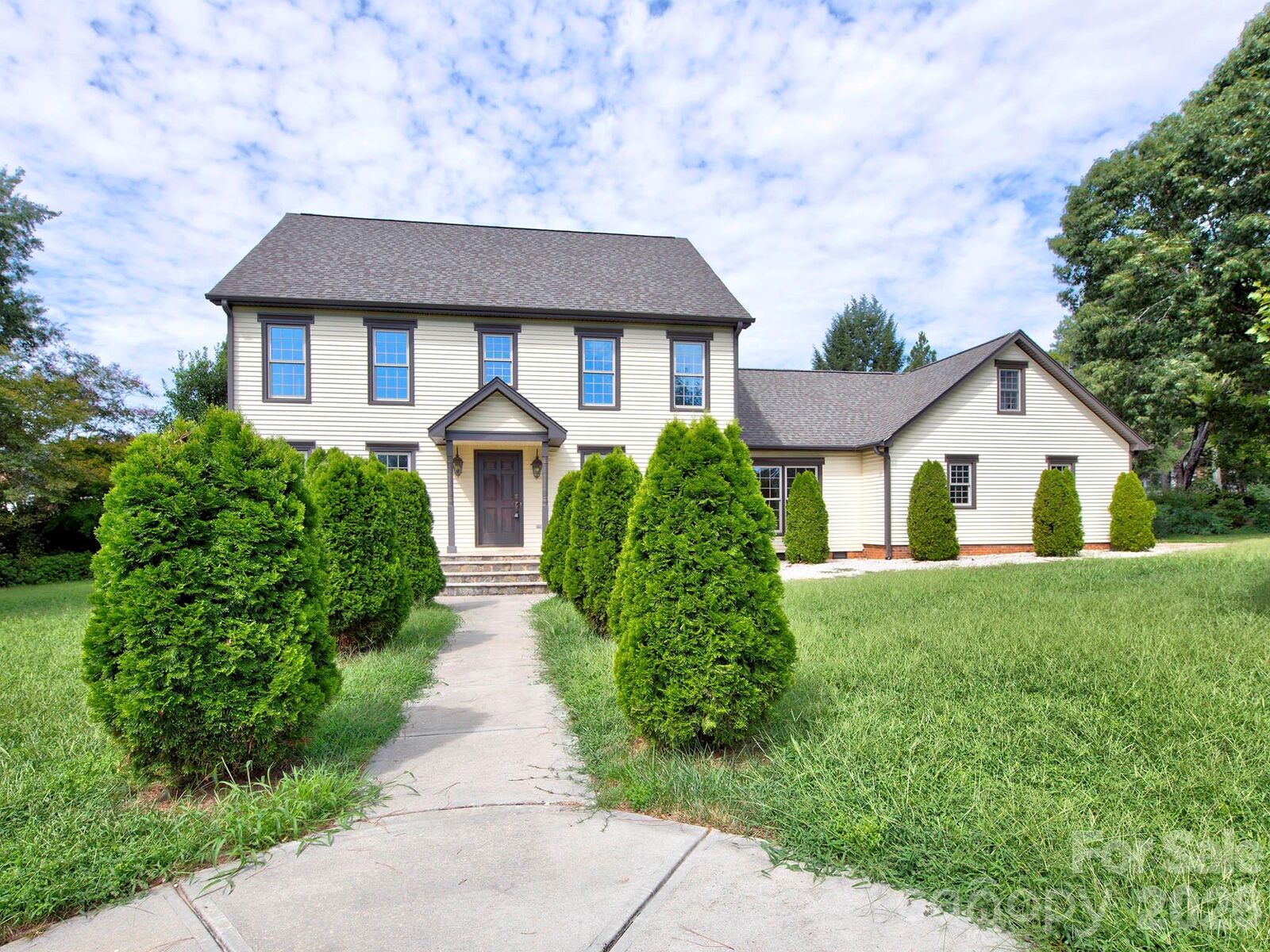 Property Photo: 1401 Heatherloch Drive NC 28054