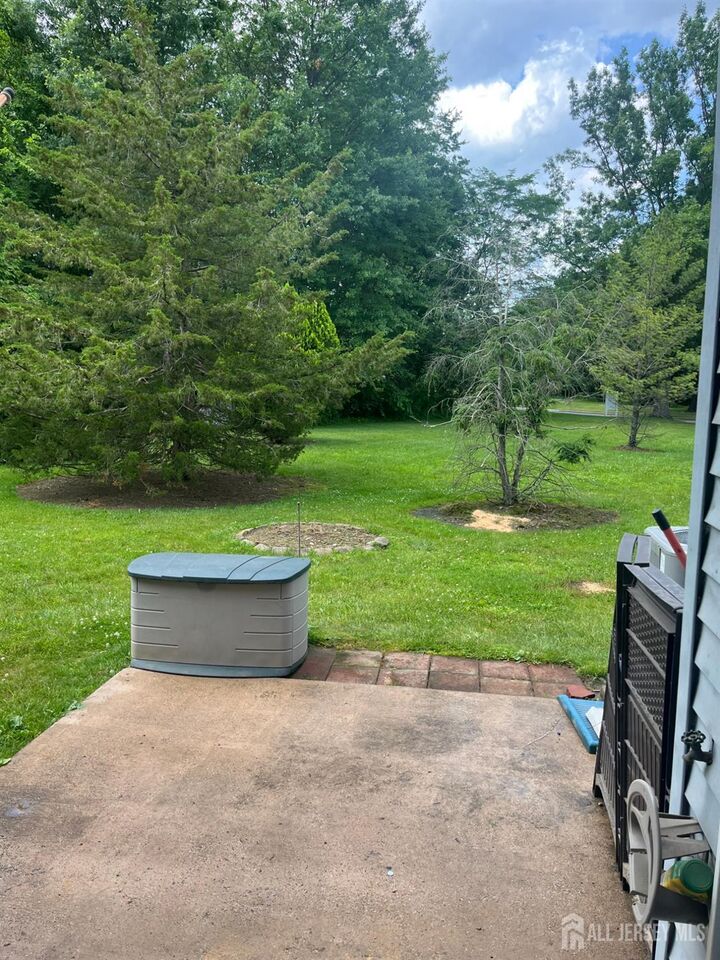 Property Photo:  11 Tanglewood Court  NJ 08852 