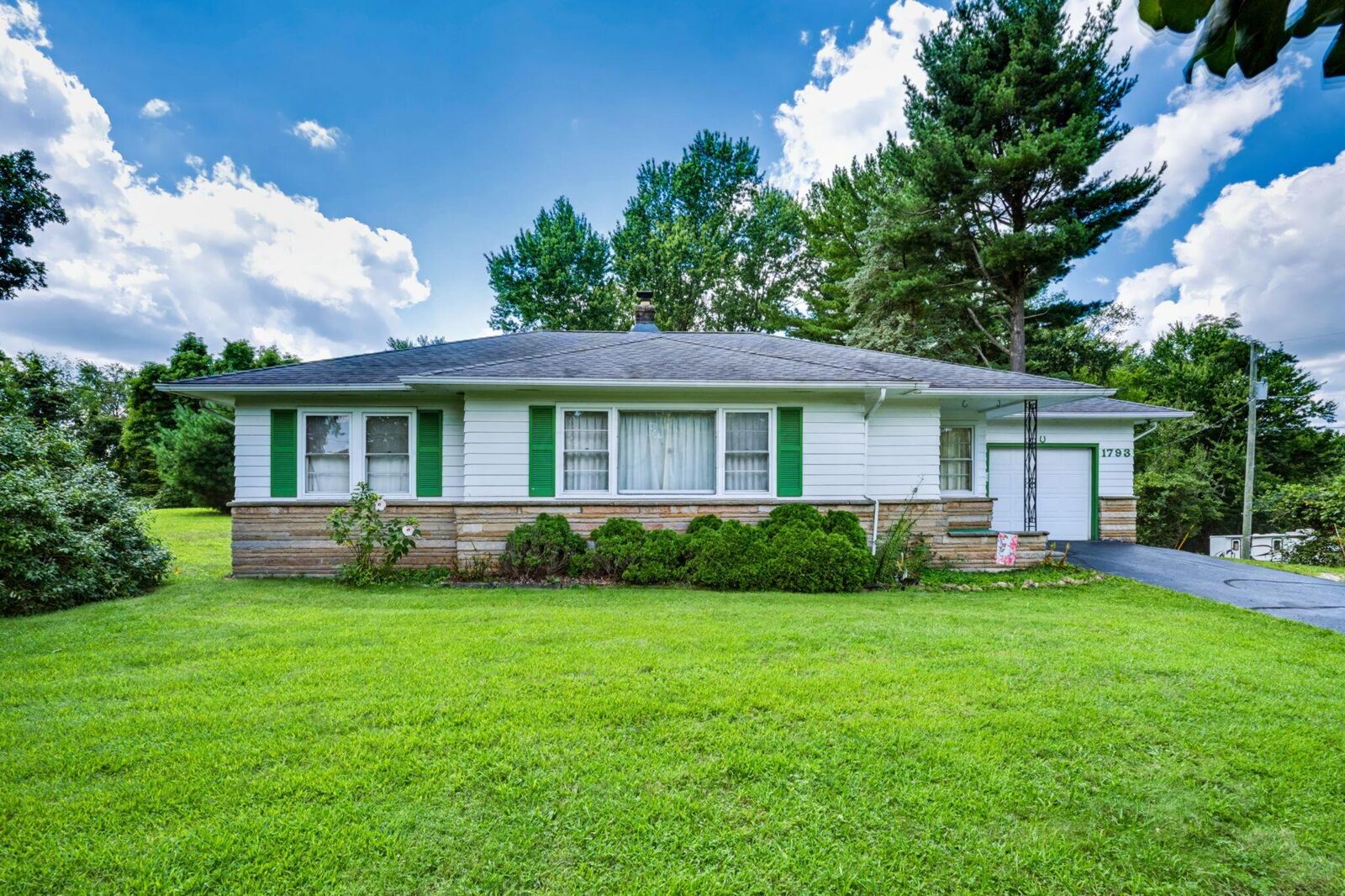 Property Photo: 1793 Dayton NE Road OH 43055